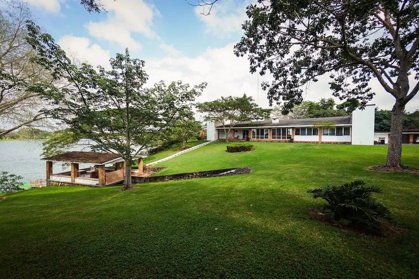 Spectacular riverfront estate - Image 1