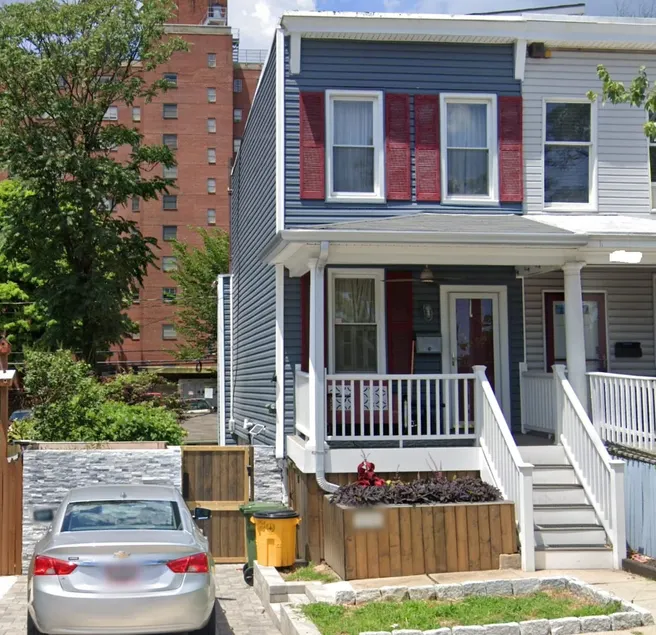 Full house in “coolest neighborhood in America” - Image 1