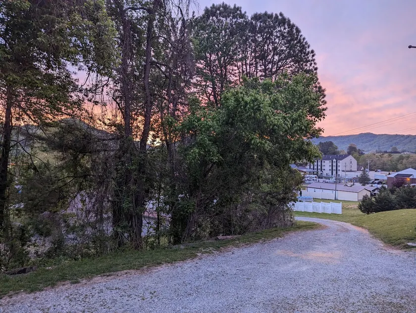 Dragon's Tail Vacation Rental - Image 1