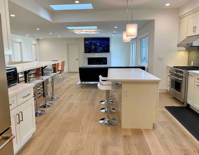 6BR Spacious Comfy Modern Quiet Retreat, Walk Dtwn - Image 1