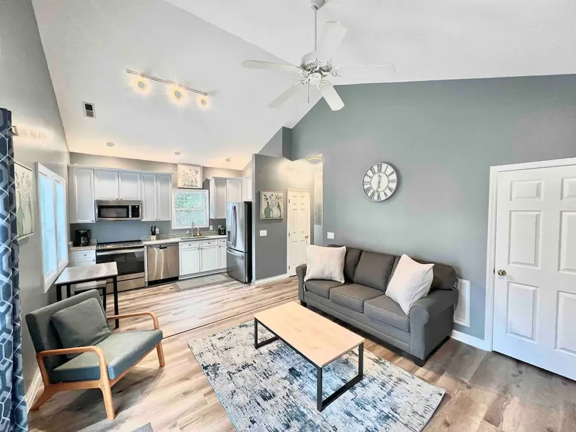 Charming, Beautiful, Treetop Loft, Prime Location - Image 1