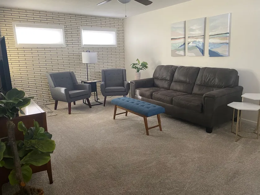 Clean 3 bedroom with garage close to park - Image 1