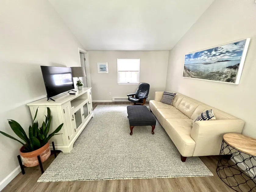 Cozy Shoreline Getaway - Image 1