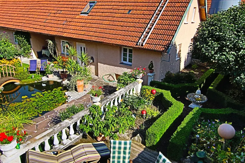 Cottage no jardim em um idílio rural - Image 1