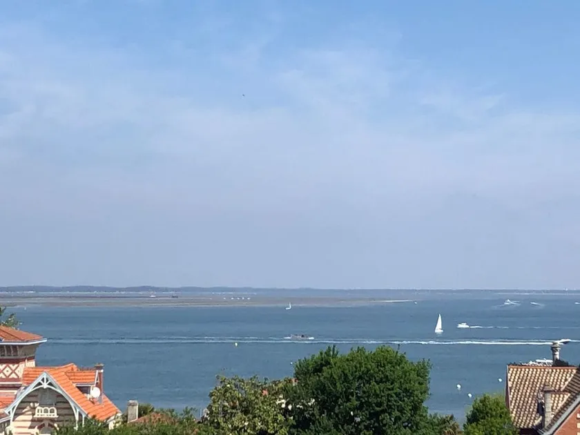 Sea View-Center-Rooftop-Air Conditioning-Parking-Fiber-Netflix - Image 1