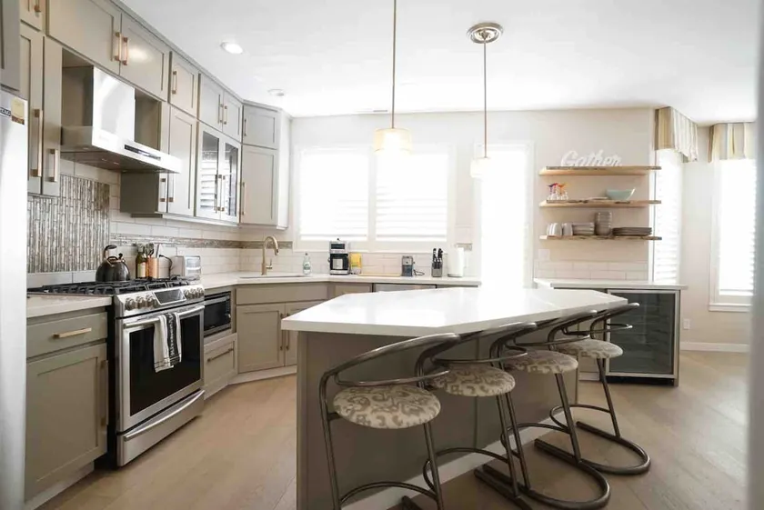 Gorgeous Lake Front Home, Central Location - Image 1