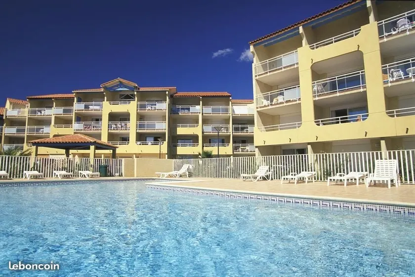 Apartment facing the sea, with swimming pool and parking - Image 1