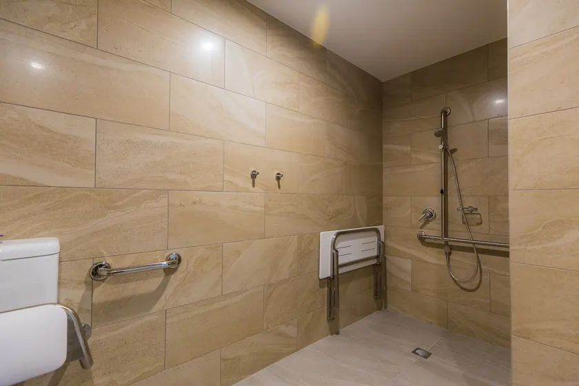 P.  3BRM Wheelchair Access Apart, 2K,2S,2Bathrooms - Image 1