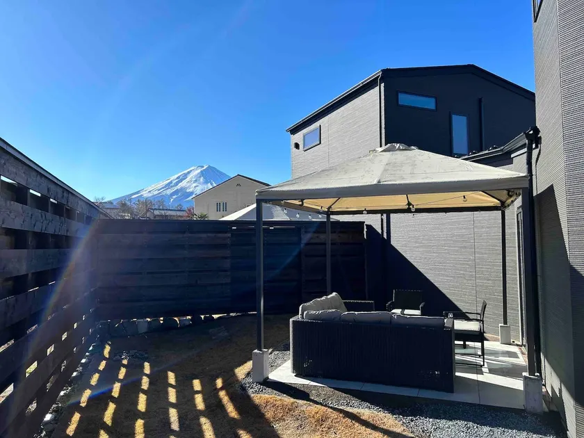 No smoking anywhere! Dogs allowed! View of Mt. Fuji! 5-minute walk to Lake Kawaguchi. Stylish house with a 70 sqm garden. - Image 1