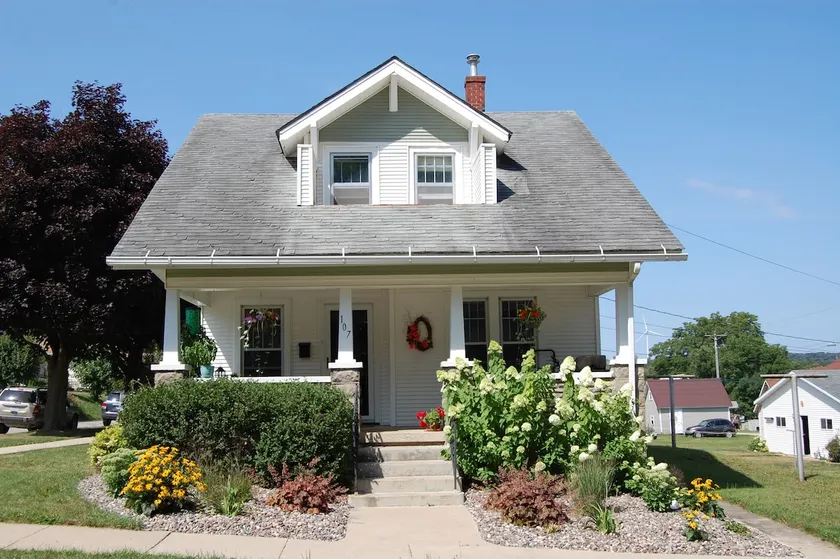 Beautiful and Charming Downtown Bungalow! - Image 1
