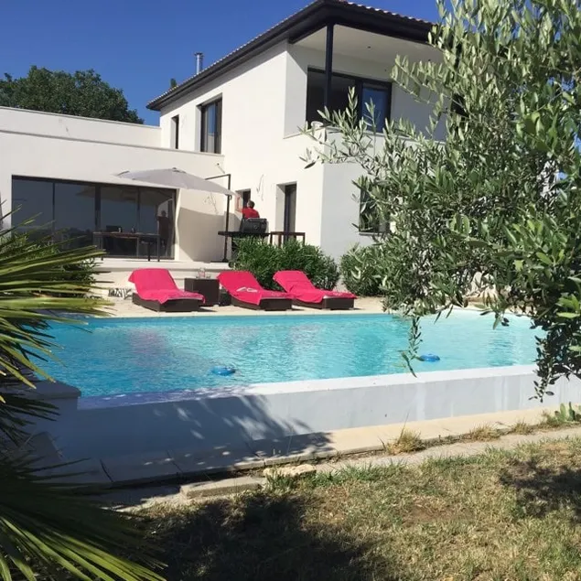 Charm and comfort, heated pool, enclosed grounds - Image 1