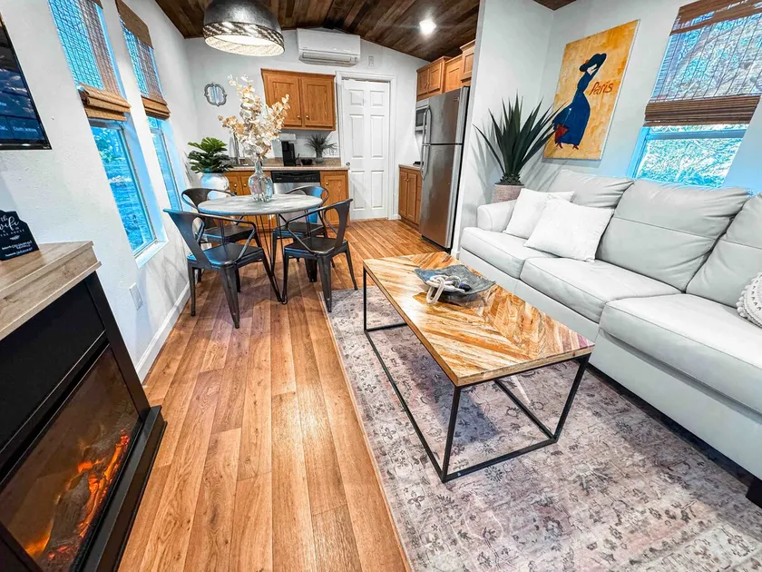 Little Black Cabin in the Oaks | Pets ok, Lake3Min - Image 1