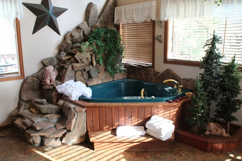 Love Nest-Cabin on River w/king bed & 5x5 jet tub - Image 1