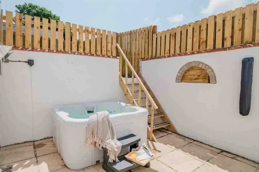 Dog friendly Cottage with EV charger & Hot Tub - Image 1
