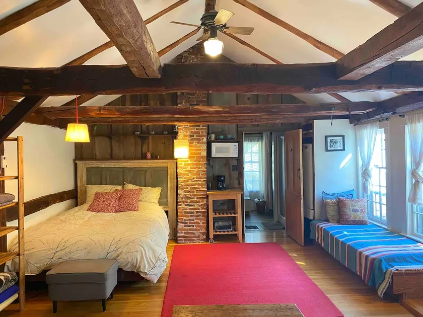 Historic Loft with bathroom & kitchenette - Image 1