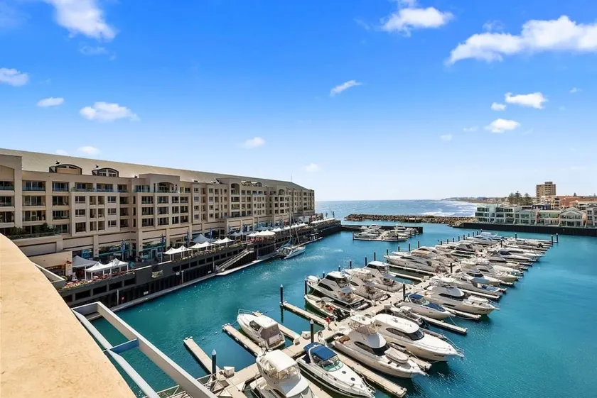 The Penthouse! Beach & Marina views. Free parking - Image 1