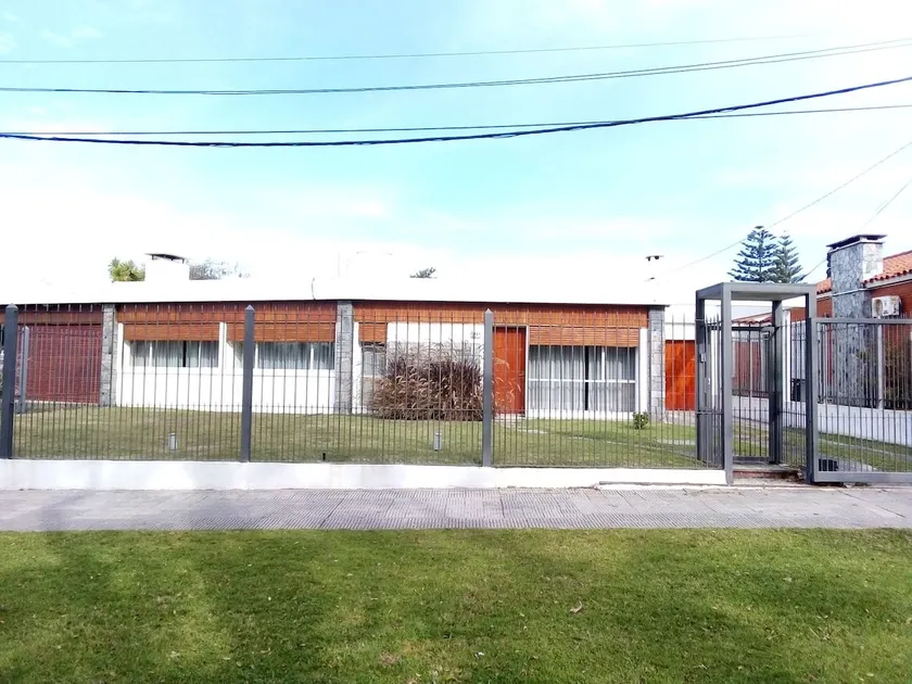 Pleasant house in residential neighborhood - Image 1