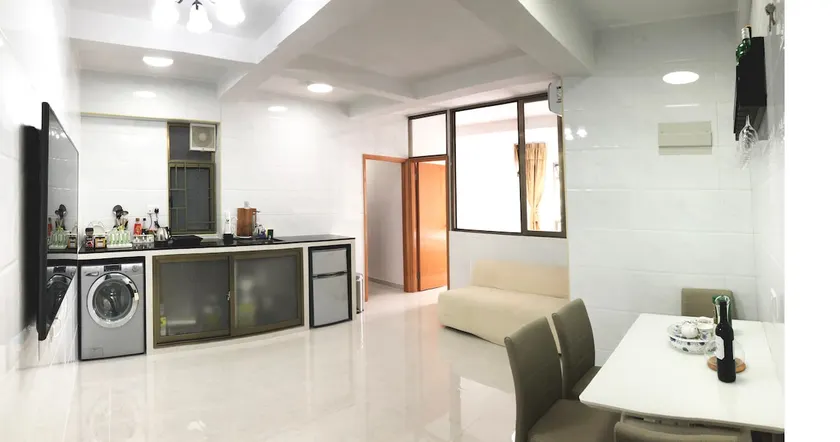Spacious sea view house, 3 rooms, 2 bathrooms, 6 beds, 10 people, next to Tsim Sha Tsui subway station - Image 1