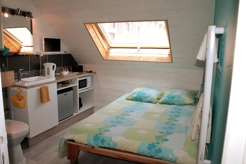The Turning Bridge Cabin, Lovely Bon Room - Image 1