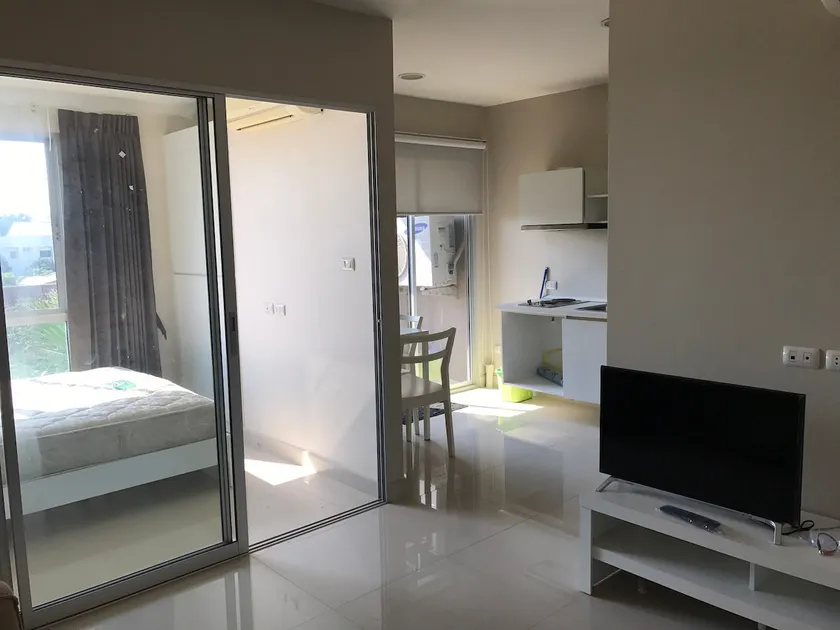 Fully equipped new 1 BR 150 m from sky train - Image 1