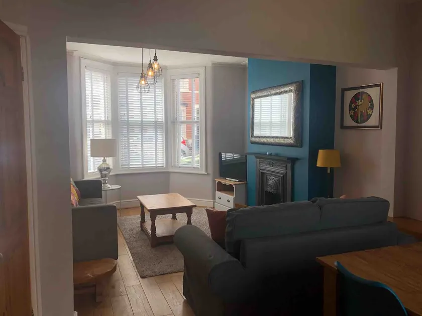 Gloucester Rd 2 mins away - Fab, new, trendy house - Image 1