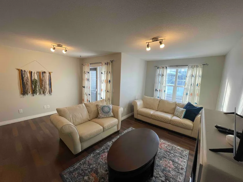 Warm & Cozy 3 LRG bd -3.5 ensuite & garage! - Image 1
