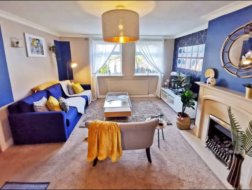 Highstone 4 Bedrooms Home 7 Beds With Parking and Garden - Image 1