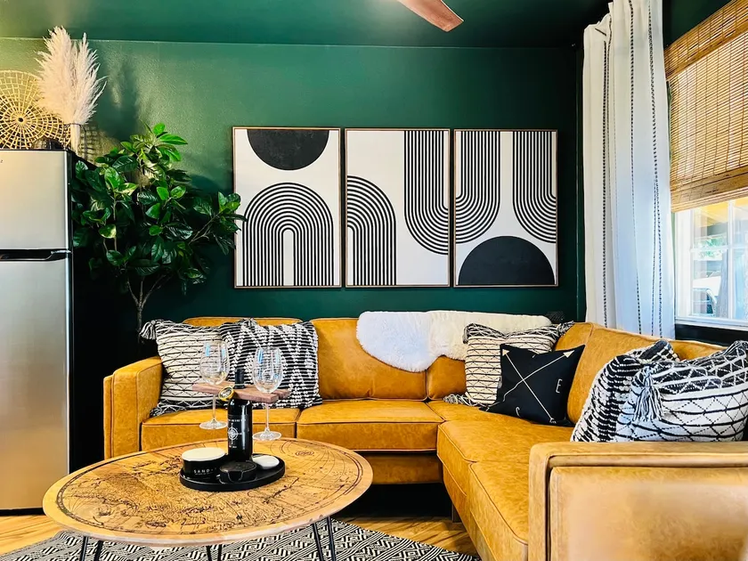 Compass SOUTH! A Boho Bungalow • Fast Wi-Fi • A/C - Image 1