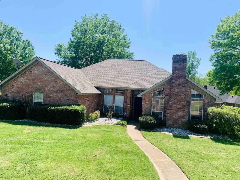 Centrally located Spacious 3/2 with garage parking - Image 1