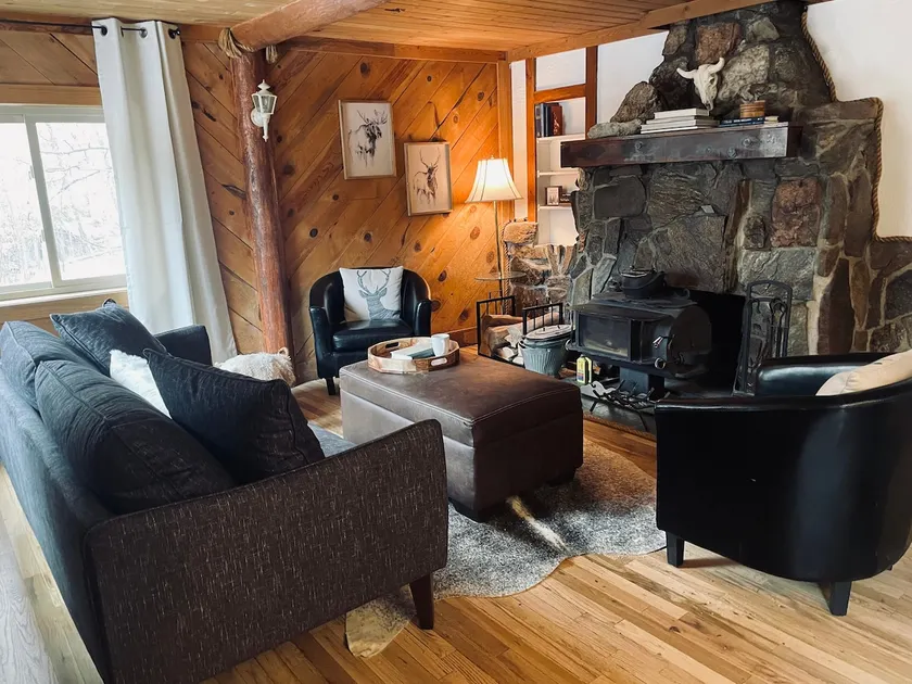 Cozy Cabin. Hot Tub. Fire Pit. Sleeps 8. - Image 1
