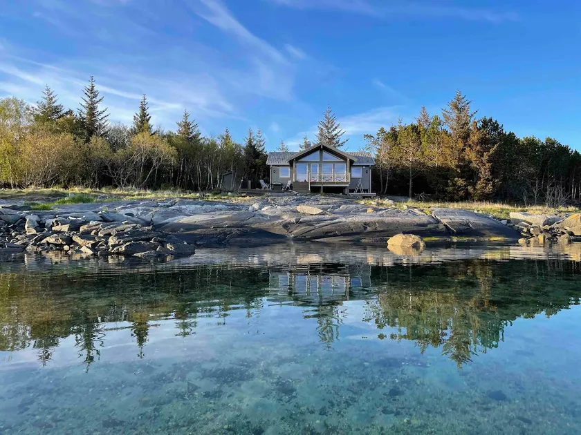 Beautiful cabin without neighbors by the lake - Image 1