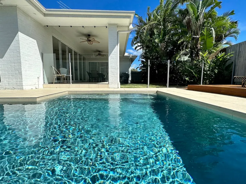BIG 4 bedroom house Bribie, Sandstone Point - Image 1