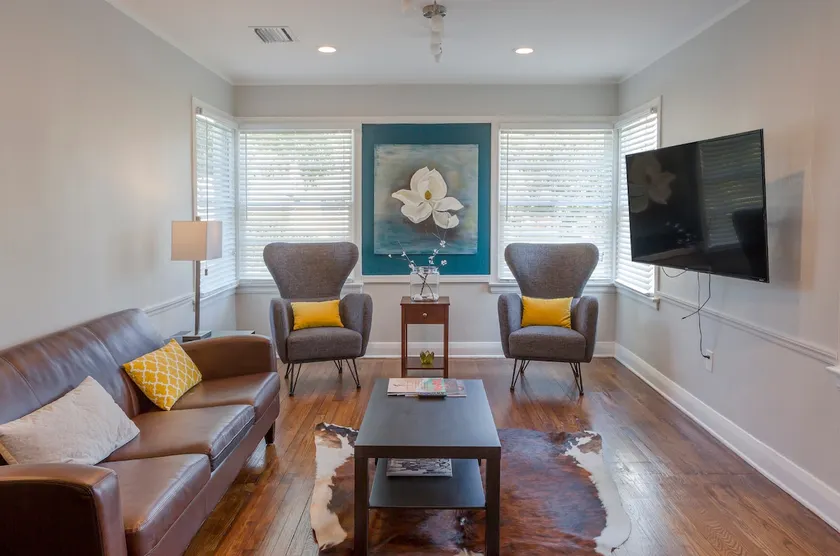 Beautiful cozy Riverside Heights home king bed - Image 1