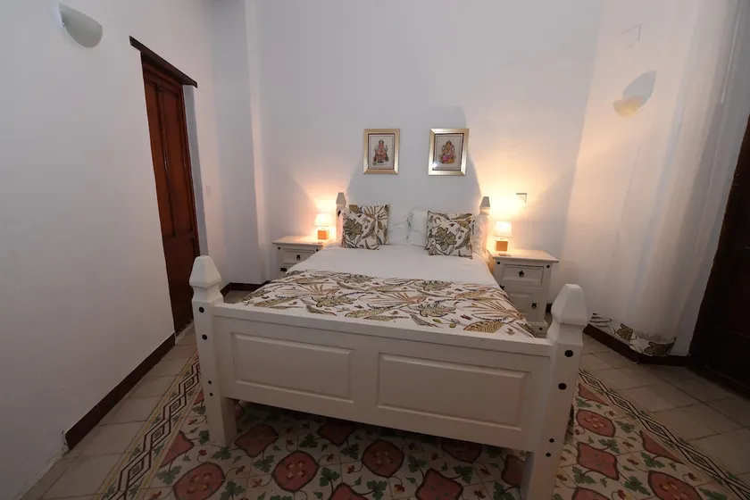 1920s town house - discounts for solo travellers! - Image 1