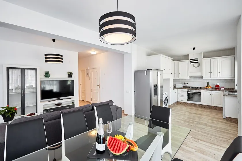 Penthouse with panoramic sea views - Image 1