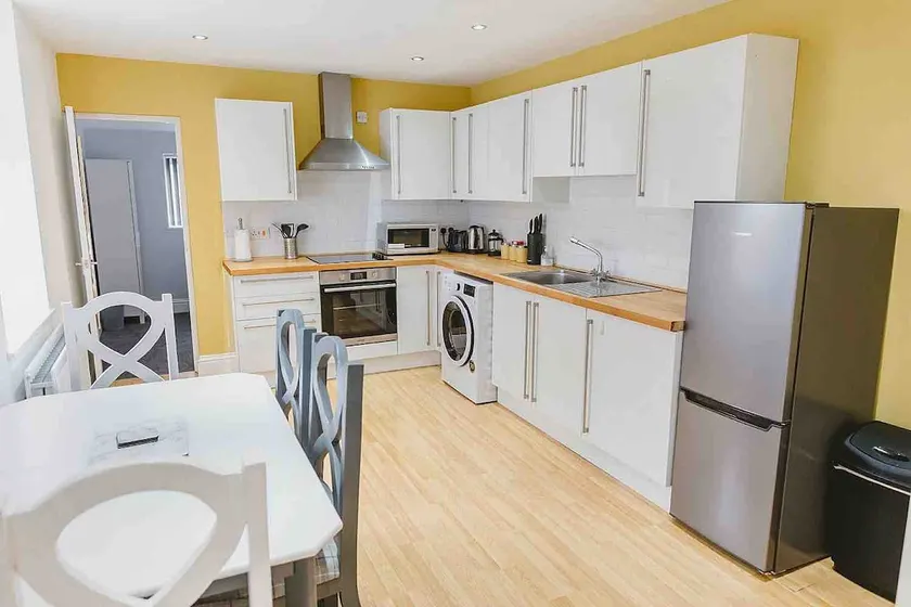 Gateshead Serviced Apartment Ideal for Contractors and Vacationing - Image 1