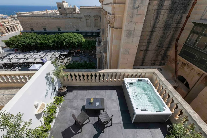 Valletta Luxury Penthouse Jacuzzi & SeaViews - Image 1