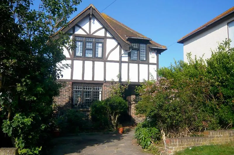 3 bed detached country house 4 miles from Brighton - Image 1