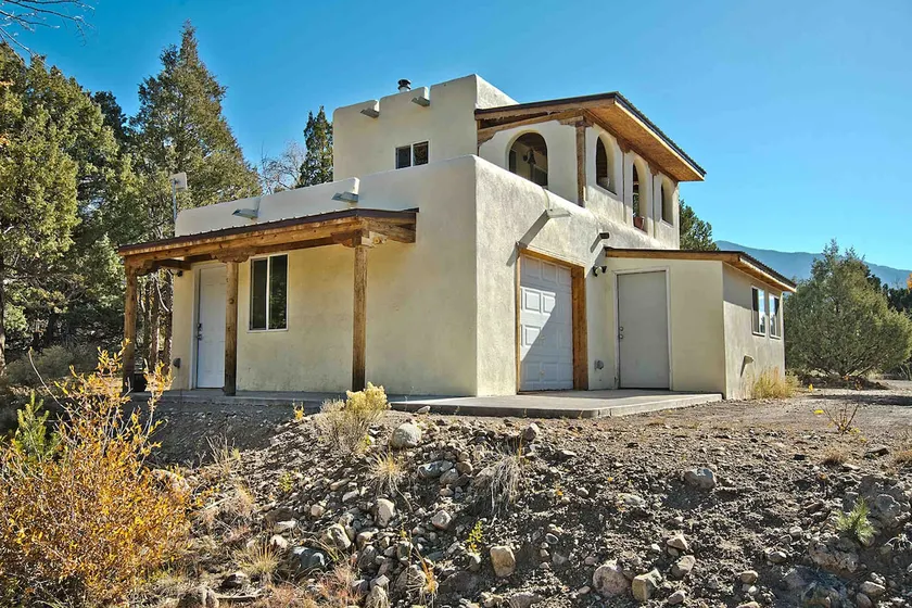 Beautiful unique house with a taste of wilderness - Image 1