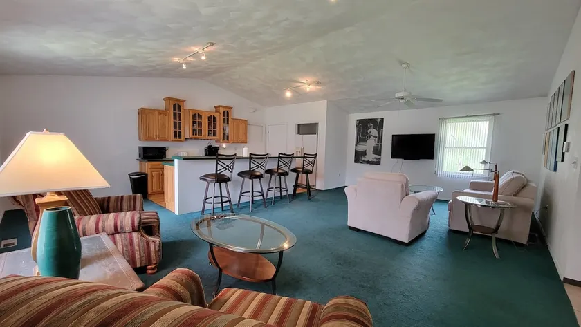 Cheerful 2 bedroom home, outside deck, parking - Image 1
