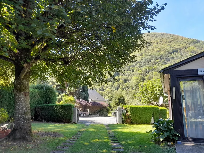 Mountain home with private flower garden - Image 1