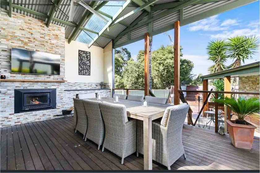 Family Escape: 200m to Lake with Epic Outdoor Area - Image 1