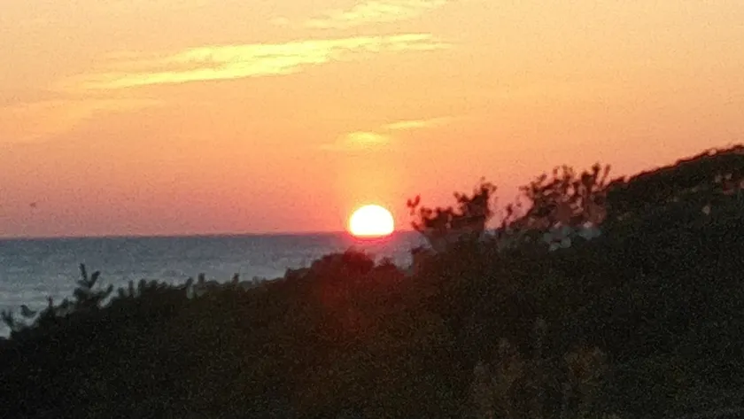 2-minute walk to the coast, sunrise views, 1 building rental for up to 15 people Has an upright piano - Image 1