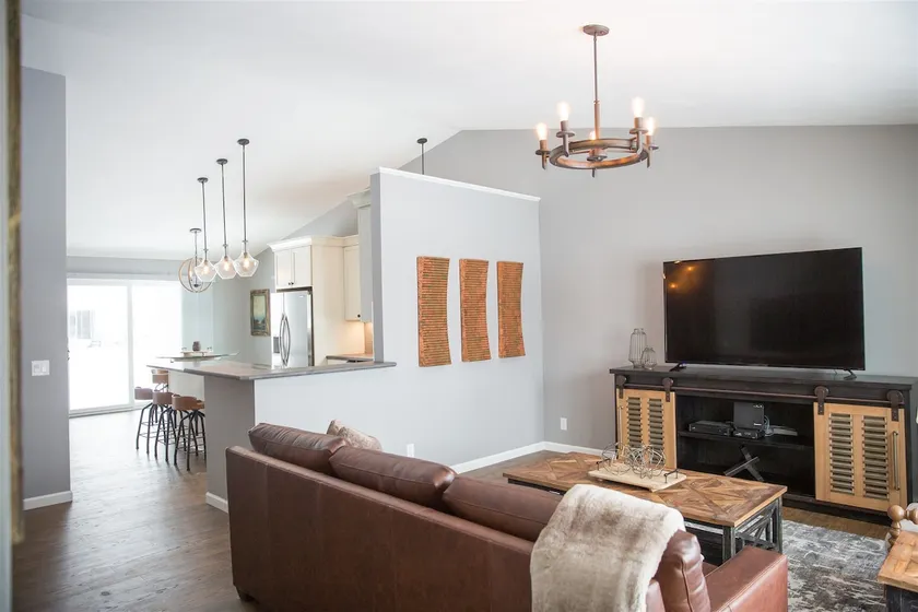 Spacious Executive 2BR Home Near Shopping & Dining - Image 1