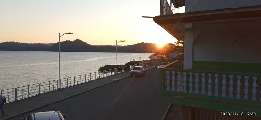 Lakefront apartment - Image 1