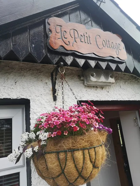 Le Petit Cottage, Family friendly coastal getaway - Image 1