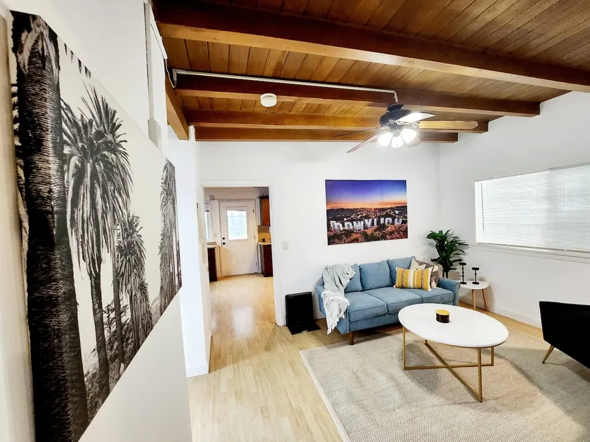 Chic one bedroom unit with private backyard. - Image 1