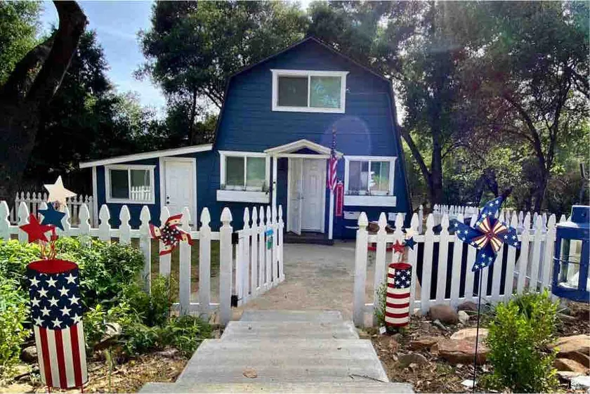 Cute & Cozy w/ Arcades, outdoor movies & fire pit - Image 1