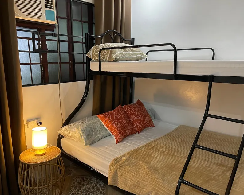 Enzo’s guest room with free parking - Image 1