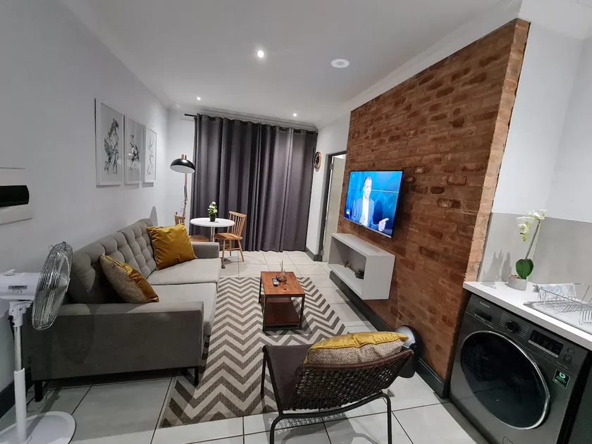 Upmarket one-bedroom apartment at Menlo Park - Image 1